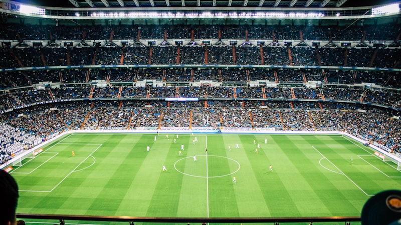 欧洲杯冠军奖杯在聚光灯下闪耀的特写照片